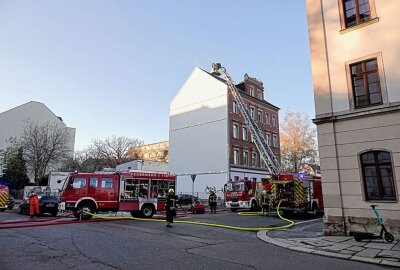 Dachstuhlbrand: Flammen lodern aus Chemnitzer Wohnhaus - Am Freitag kam es zu einem Dachstuhlbrand in Chemnitz. (Foto: Harry Härtel)