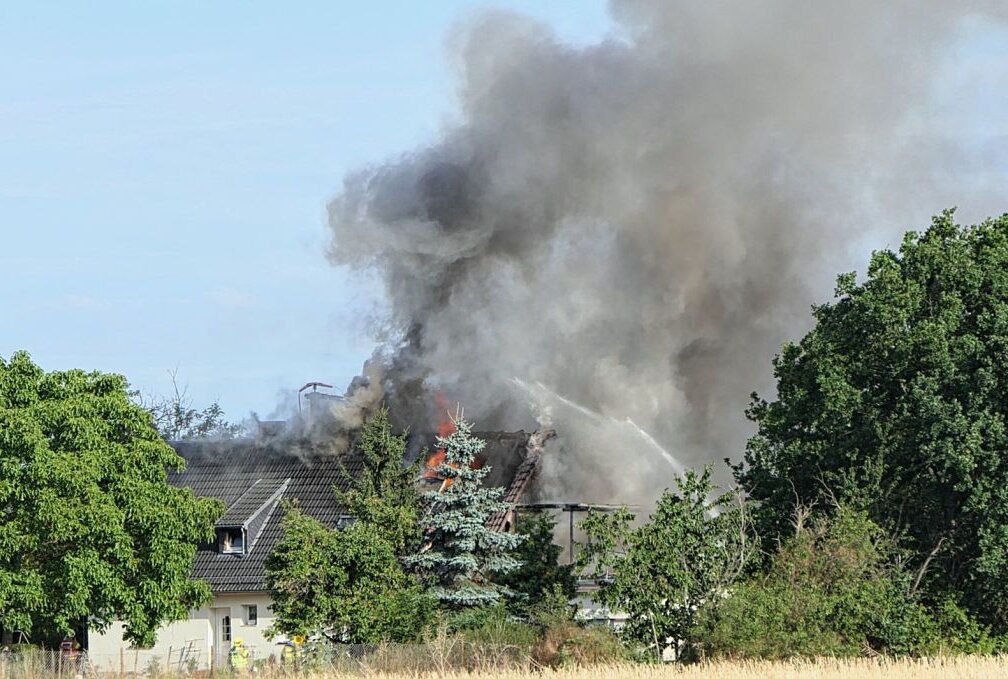 Dachstuhlbrand fordert Einsatzkräfte bei Grimma - Bei Grimma kam es zu einem Fachstuhlbrand. Foto: Sören Müller