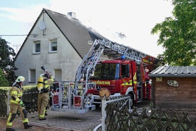 Dachstuhlbrand fordert Einsatzkräfte bei Grimma - Bei Grimma kam es zu einem Fachstuhlbrand. Foto: Sören Müller