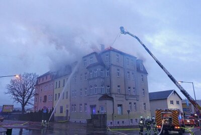 Dachstuhlbrand in Bautzen: Wind erschwert Löscharbeiten - Auf der Wilthener Straße in Bautzen ist am Donnerstagmorgen der Dachstuhl eines Mehrfamilienhauses in Brand geraten. Foto: xcitepress
