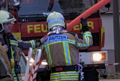 Dachstuhlbrand in Bautzen: Wind erschwert Löscharbeiten - Auf der Wilthener Straße in Bautzen ist am Donnerstagmorgen der Dachstuhl eines Mehrfamilienhauses in Brand geraten. Foto: xcitepress