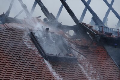 Dachstuhlbrand in Dresden-Weißig - Am Montag gab es einen Dachstuhlbrand in Dresden-Weißig auf der Bautzner Straße. Foto: Roland Halkasch