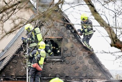 Dachstuhlbrand in Einfamilienhaus ausgebrochen - Dachstuhlbrand im Einfamilienhaus in Chemnitz. Foto: Harry Härtel