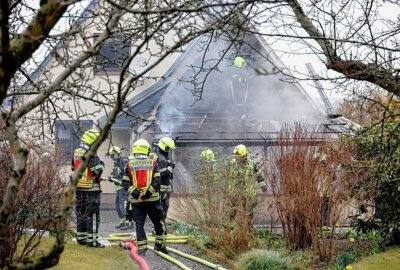 Dachstuhlbrand in Einfamilienhaus ausgebrochen - Dachstuhlbrand im Einfamilienhaus in Chemnitz. Foto: Harry Härtel