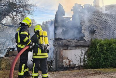 Dachstuhlbrand in Einfamilienhaus in Niedercrinitz - Ein Feuer brachte den Dachstuhl eines Einfamilienhauses in Niedercrinitz zum Einsturz. Foto: Mike Müller