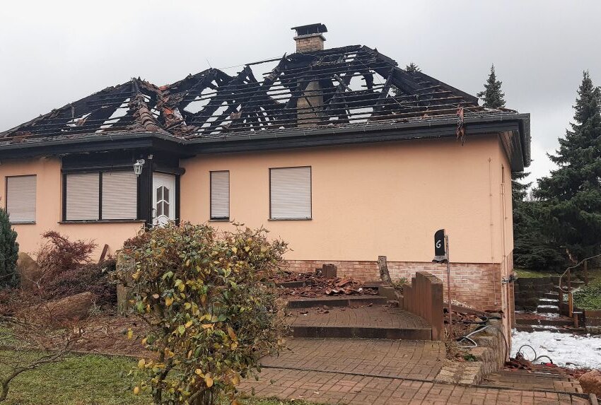 Dachstuhlbrand in Großpösna: Brandursache unbekannt - In Großpösna brannte in der vergangenen Nacht ein Dachstuhl. Foto: Spurensicherung/Anke Brod