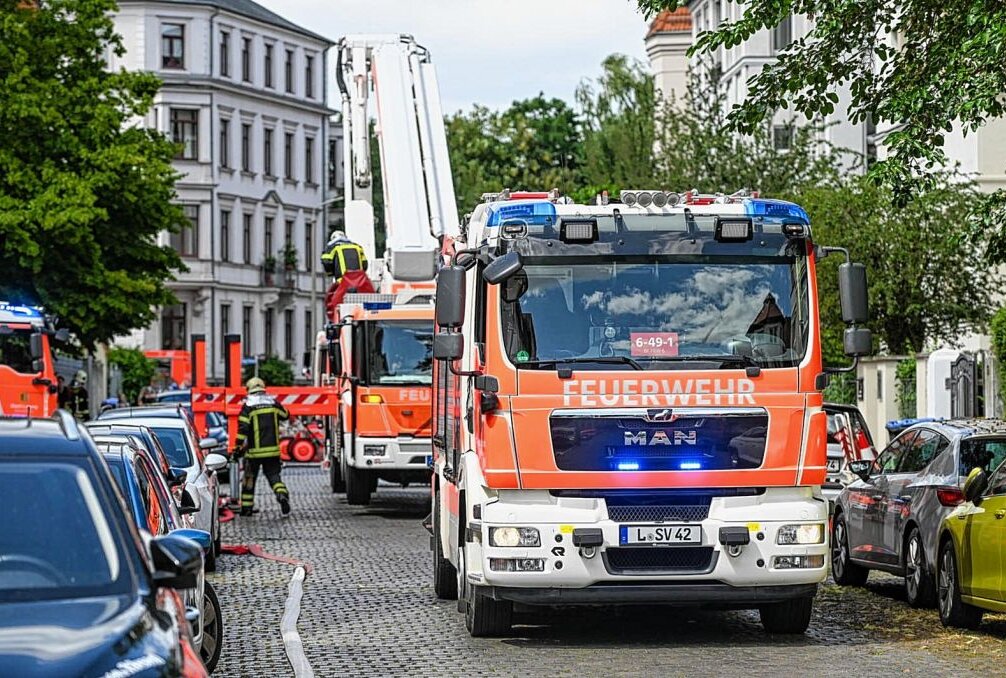 Dachstuhlbrand in Leipziger Mehrfamilienhaus - Zu einem Feuerwehreinsatz kam es am Montagmittag gegen 13 Uhr auf der Schorlemmerstraße im Leipziger Norden. Foto: LausitzNews