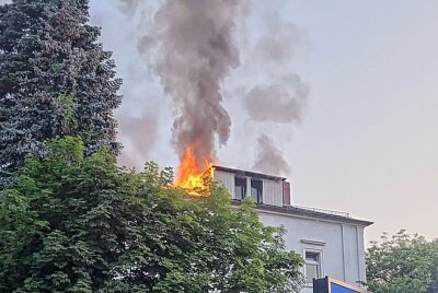 Dachstuhlbrand in Mehrfamilienhaus - Eine Person verletzt -  Am 28.05.2023 kam es gegen 20.50 Uhr an der Caspar-David-Friedrich-Straße zu einem Brand. Foto:Roland Halkasch