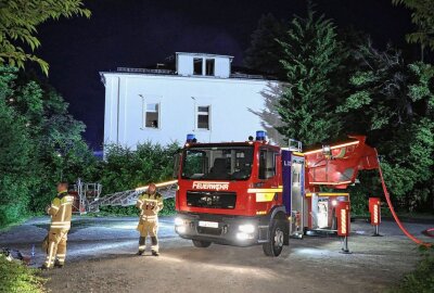 Dachstuhlbrand in Mehrfamilienhaus - Eine Person verletzt - Am 28.05.2023 kam es gegen 20.50 Uhr an der Caspar-David-Friedrich-Straße zu einem Brand. Foto: Roland Halkasch