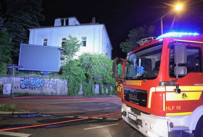 Dachstuhlbrand in Mehrfamilienhaus - Eine Person verletzt - Am 28.05.2023 kam es gegen 20.50 Uhr an der Caspar-David-Friedrich-Straße zu einem Brand. Foto: Roland Halkasch