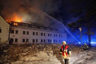 Dachstuhlbrand in Pöhlau: Minusgrade erschweren Löscharbeiten - Dachstuhlbrand in Pöhlau. Foto: Andreas Kretschel