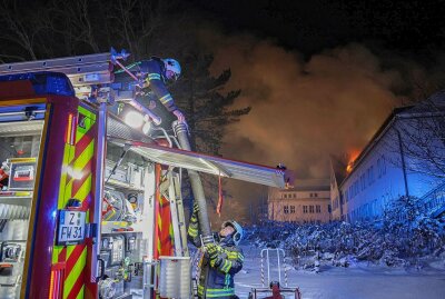 Dachstuhlbrand in Pöhlau: Minusgrade erschweren Löscharbeiten - Dachstuhlbrand in Pöhlau. Foto: Andreas Kretschel