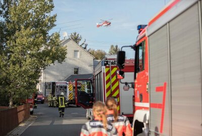 Dachstuhlbrand in Siebenlehn: Hubschrauber fliegt 73-Jährigen in Klinik - Ein 73-Jähriger wurde mit dem Rettungshubschrauber ins Krankenhaus geflogen. Foto: Marcel Schlenkrich