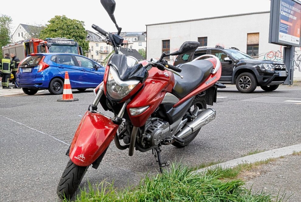 Dacia crashed in Motorrad - Motorradfahrer im Krankenhaus - Der Fahrer des Motorrades kam verletzt in ein Krankenhaus. Foto: ChemPic