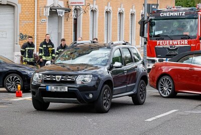 Dacia crashed in Motorrad - Motorradfahrer im Krankenhaus - Der Fahrer des Motorrades kam verletzt in ein Krankenhaus. Foto: ChemPic