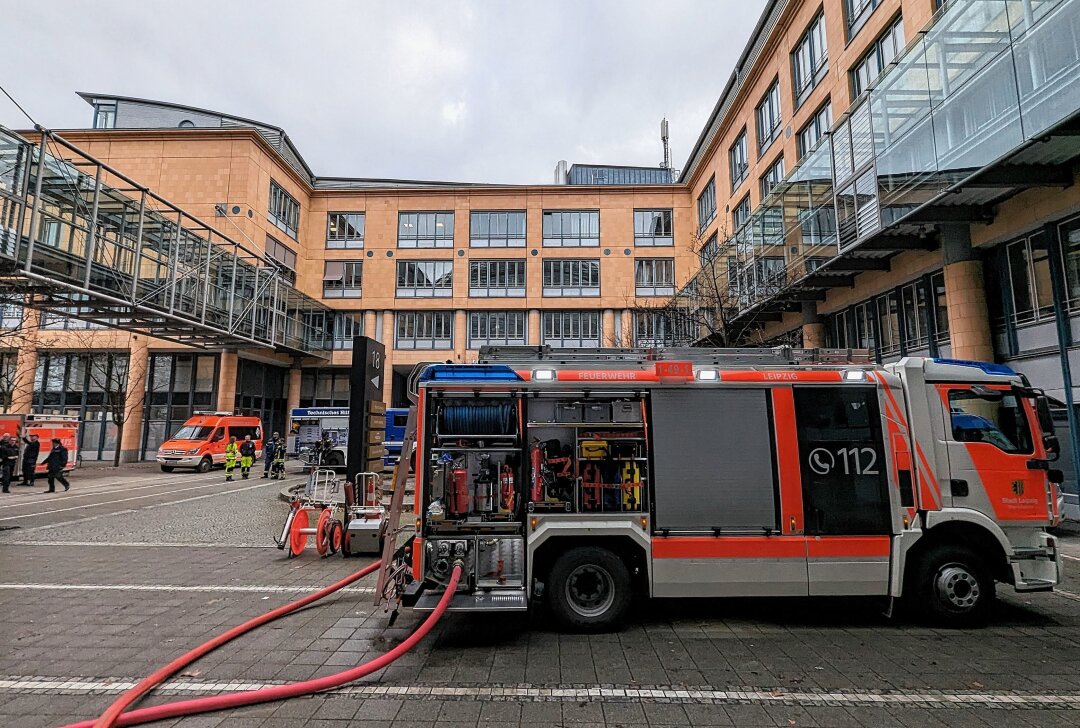 Dämmmaterial zwischen zwei Gebäuden gerät in Brand: Alle Personen evakuiert - In Leipzig kam es zu einem Brand zwischen zwei Bürogebäuden. Foto: Christian Grube
