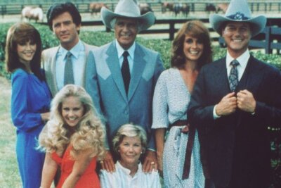 "Dallas"-Star: Was macht eigentlich Patrick Duffy? - Weltweit eine der populärsten TV-Serien der 80er-Jahre: In "Dallas" spielte Patrick Duffy (oben, zweiter von links) den Bruder von Ölmagnat J.R. Ewing (Larry Hagman, rechts).