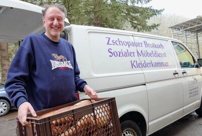 Damit das Brot zum Zschopauer Brotkorb kommt - Heiko Röber gehört zu den ehrenamtlichen Helfern, die jeden Tag Produkte für den Brotkorb an den Einkaufsmärkten und Bäckereien abholen. Foto: Andreas Bauer