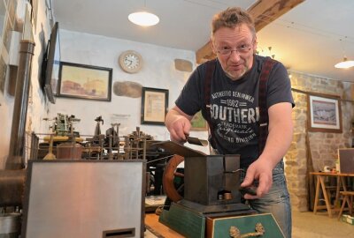 Dampfwochenende im Schönheider Museum - Aussteller Andreas Spiller aus Hauptmannsgrün hat unter anderem seine Kaffee-Röstmaschine gezeigt. Foto: Ralf Wendland