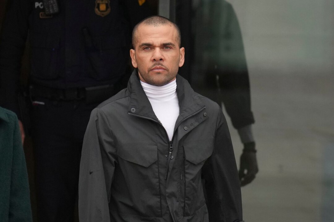 Dani Alves zahlt Kaution und verlässt Gefängnis in Barcelona - Der brasilianische Fußballer Dani Alves durfte das Gefängnis in Barcelona verlassen und wartet auf seinen Berufungsprozess.