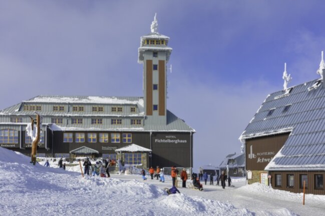 Darum lieben die Sachsen den Wintersport am Fichtelberg - Am Fichtelberghaus hat man einen tollen Ausblick vom Fichtelberg und kann auch gut essen.