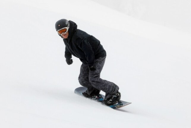 Darum lieben die Sachsen den Wintersport am Fichtelberg - Auch für Snowboarder hat das Skigebiet im Kurort Oberwiesenthal wieder geöffnet. Foto: Thomas Fritzsch/PhotoERZ
