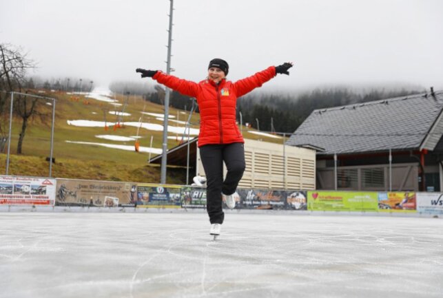 Darum lieben die Sachsen den Wintersport am Fichtelberg - Heike Hünefeld aus Oberwiesenthal hat die Eislaufbahn bereits getestet. Foto: Thomas Fritzsch/PhotoErz