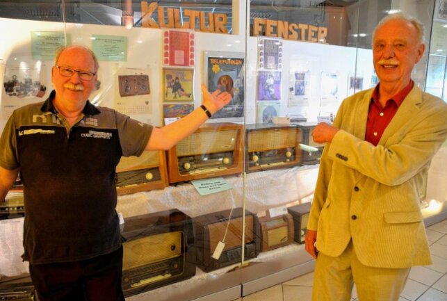 Das 10. Kultur-Fenster: Heinz Tonndorf (links) und Martin Berger haben es in den Kolonnaden gestaltet. Foto: Karsten Repert