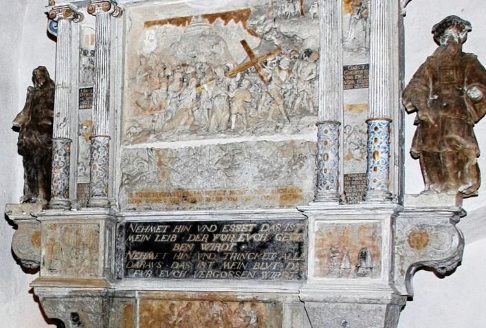 Die Inschrift im Altar von 1548 erinnert an den Neuausbau des Schlosses. Foto: Andrea Funke