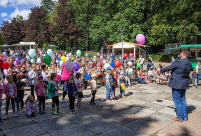Das Bergfest auf dem Pfaffenberg hat begonnen - Zur Festeröffnung ließ Oberbürgermeister Lars Kluge mit den Besuchern Luftballons steigen. Foto: Markus Pfeifer