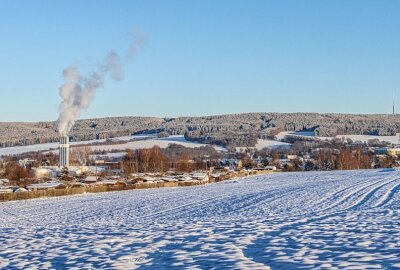 Das Erzgebirge ähnelt einem Gefrierschrank - Winterlandschaft und Frost in Zwönitz mit rauchender Esse von der Fernwärme. Foto: André März