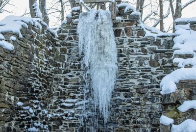 Das Erzgebirge ähnelt einem Gefrierschrank - Der Wasserfall von der historischen Sandig Mühle am Ortseingang Zwönitz fror die Tage, zu. Es bildete sich ein großer Eiszapfen. Foto: André März