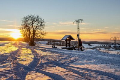 Das Erzgebirge ähnelt einem Gefrierschrank - Sonnenuntergang bei Dauerfrost über Zwönitz, aufgenommen am Armesünderbrunnen eine Anhöhe in Zwönitz. Foto: André März