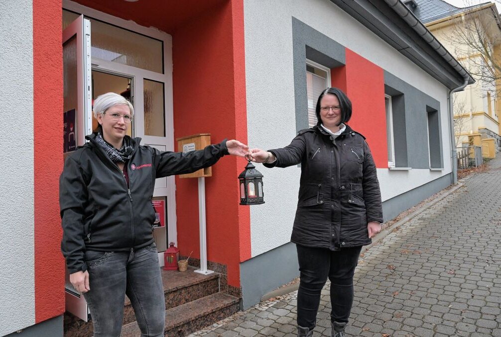 In Aue bei den Johannitern kann das Friedenslicht kontaktlos abgeholt werden - im Bild Nadine Rosmej (li.) und Andrea Berndt, beide Mitarbeiterinnen der Johanniter-Geschäftsstelle. Foto: Ralf Wendland