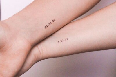 Das geht unter die Haut: Diese Tattoos sind aktuell 2022 im Trend - Minimalistische Tattoos, wie kleine Symbole, Namen, Jahreszahlen, etc. kommen nie aus dem Trend. 