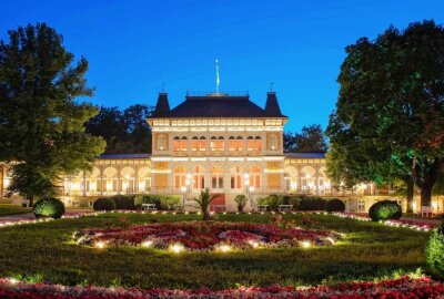 Das Heilbad leuchtet in allen Farben - Mit einem deutlich erweiterten Lichterglanz präsentiert sich das Königliche Kurhaus. Foto: Igor Pastierovic/CVG