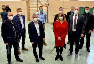 Das Impfzentrum Plauen ist eröffnet - Das Ministerium kündigte weitere Unterstützung für das Vogtland an. Geplant ist auch der Einsatz von rollenden Impfbussen und weiteren Impfteams. Foto: Karsten Repert