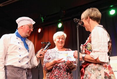 Erika Arlt (Mitte) freut sich über ihren Gewinn. Foto: Ilka Ruck