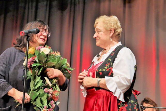 Das ist das Erzgebirgische Wort des Jahres - Gabriele Lorenz mit Moderatorin  Regine Seifert. Foto: Ilka Ruck