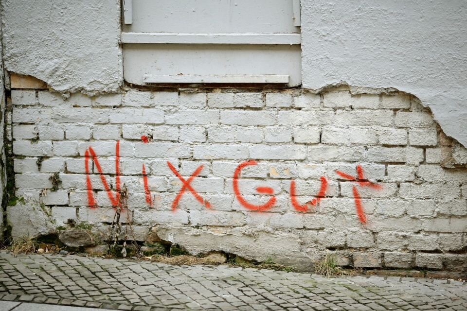 Das können Immobilienbesitzer gegen Graffitis tun - Der Schriftzug "Nix gut" ist auf eine Fassade gesprüht, an der der Putz abgebröckelt ist. "Nix gut" ist für die allermeisten Immobilienbesitzer aber auch illegale Graffiti an der Hauswand.