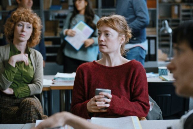 "Das Lehrerzimmer" geht für Deutschland ins Oscar-Rennen - Carla Nowak (Leonie Benesch, Mitte) versucht, eine Diebstahlserie an ihrem Gymnasium aufzuklären. Von ihren Kolleginnen und Kollegen wird sie dabei aber nur bedingt unterstützt. 