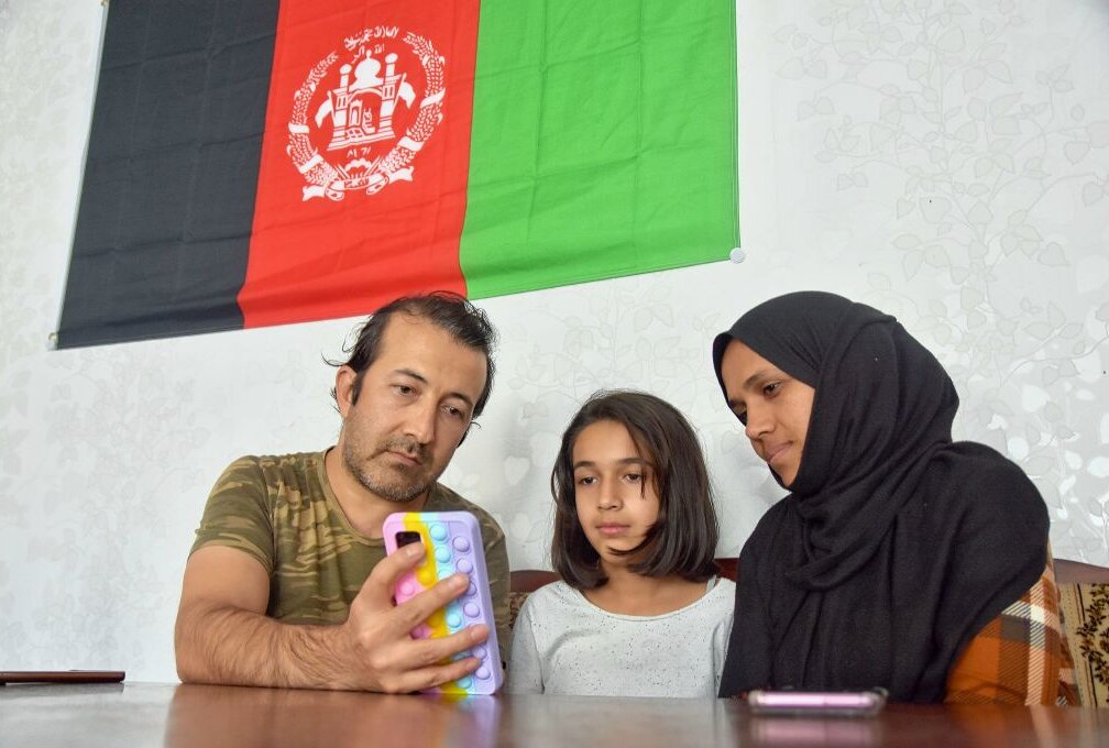 "Das Leid ist unbeschreiblich groß" - Assadullah und Media Khaleqian mit ihrer Tochter Fatima. Über das Handy beziehen sie regelmäßig neueste, erschütternde Nachrichten aus ihrer Heimat. Foto: Steffi Hofmann.