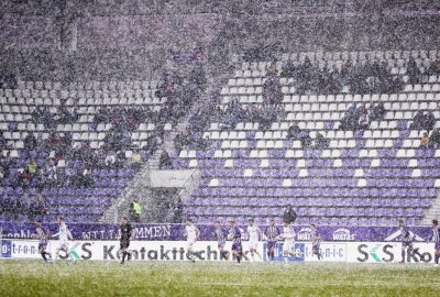 Das Leiden geht weiter: Aue jetzt Schlusslicht -  Passend zum Spielverlauf fing es im Stadion an zu schneien. Foto: PICTURE POINT/S. Sonntag