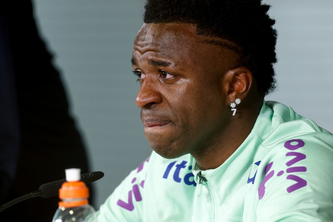 Das Rassismus-Problem des Fußballs - Der brasilianische Nationalspieler Vinicius Junior brach während einer Pressekonferenz in Tränen aus.