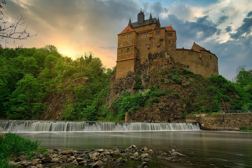 Das sind die 15 schönsten Burgen und Schlösser in Sachsen - Die Burg Kriebstein aus dem 14. Jahrhundert hat ebenfalls ein sehenswertes Museum zu bieten. Darüber hinaus kann man Schiffrundfahrten auf der Talsperre buchen oder Abenteuer im angrenzenden Kletterwald erleben.