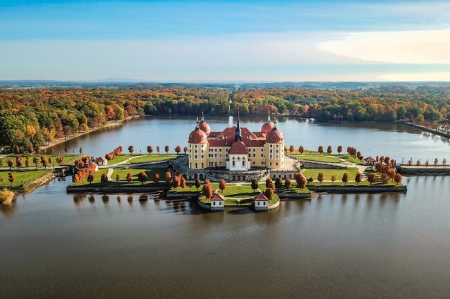 Schloss Moritzburg liegt etwa 25 Autominuten nördlich von Dresden und war Kulisse des Filmes "Drei Haselnüsse für Aschenbrödel".