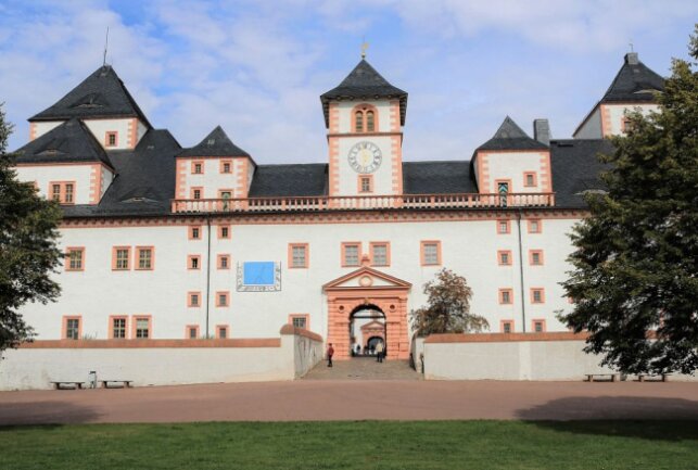 Die Augustusburg, 20 Autominuten östlich von Chemnitz, ist eine der "sehenswerten Drei" neben Schloss Scharfenstein und Schloss Lichtenwalde. Sie ist für ihre besondere Motorradausstellung bekannt. Foto: Knut Berger