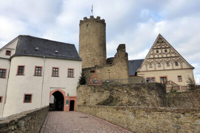Das sind die 15 schönsten Burgen und Schlösser in Sachsen - Burg Scharfenstein Drehbach ist eine mittelalterliche Höhenburg aus dem Jahr 1250. Heute findet man eine Ausstellung erzgebirgischer Handwerkstradition, die Sammlung Martin (Volkskunst, Holzspielzeug, Weihnachtsschmuck), sowie Burggeschichte.