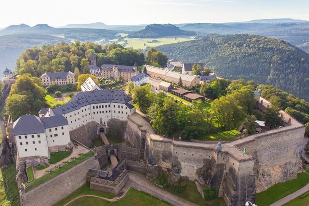 Inmitten der Sächsischen Schweiz erhebt sich die Festung Königstein. Hier sind die älteste erhaltene Kaserne Deutschlands, der tiefste Brunnen Sachsens, die erste sächsische Garnisonskirche und die Nachbildung des legendären Riesenfasses Augusts des Starken zu bestaunen.