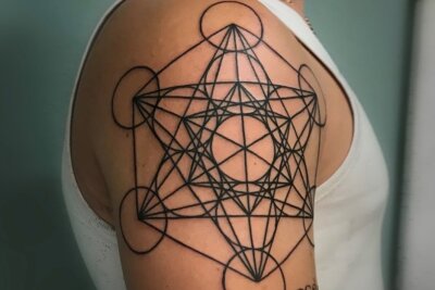 Ein geometrisches Tattoo als Beispiel. Instagram: @atelierderkoerperkunst